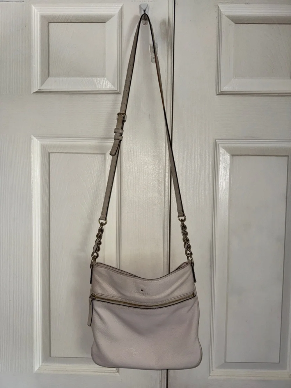 Kate Spade New York Off White Chain Detail Zip Top Leather Crossbody Bag